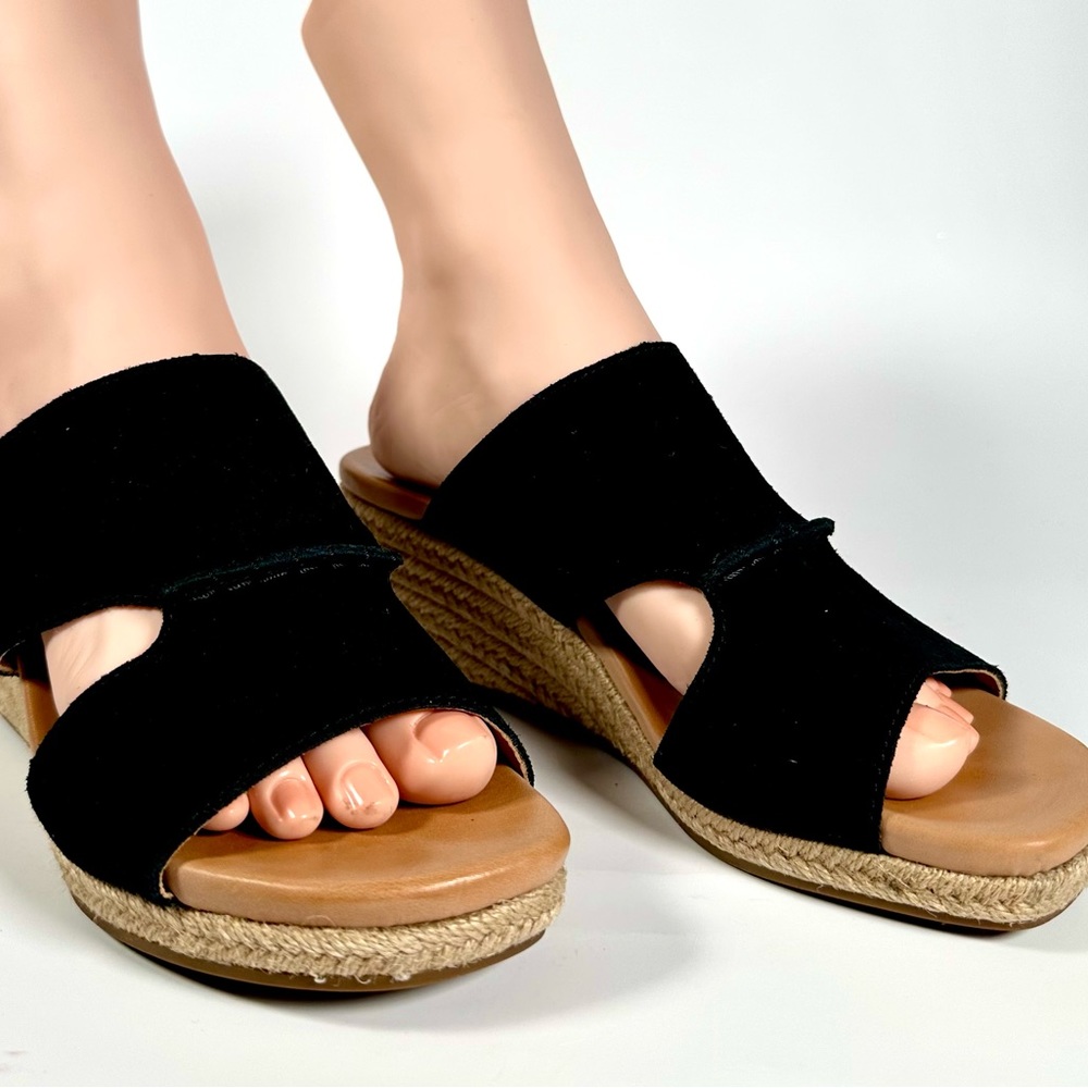 Excellent Condition Ugg Eirene Wedge Sandals